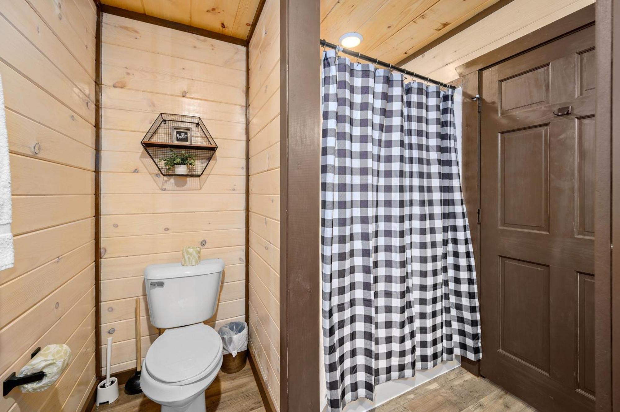 Luxury 3-Br Cabin Minutes From Parkway With Game Room And Hot Tub Pigeon Forge Exterior photo