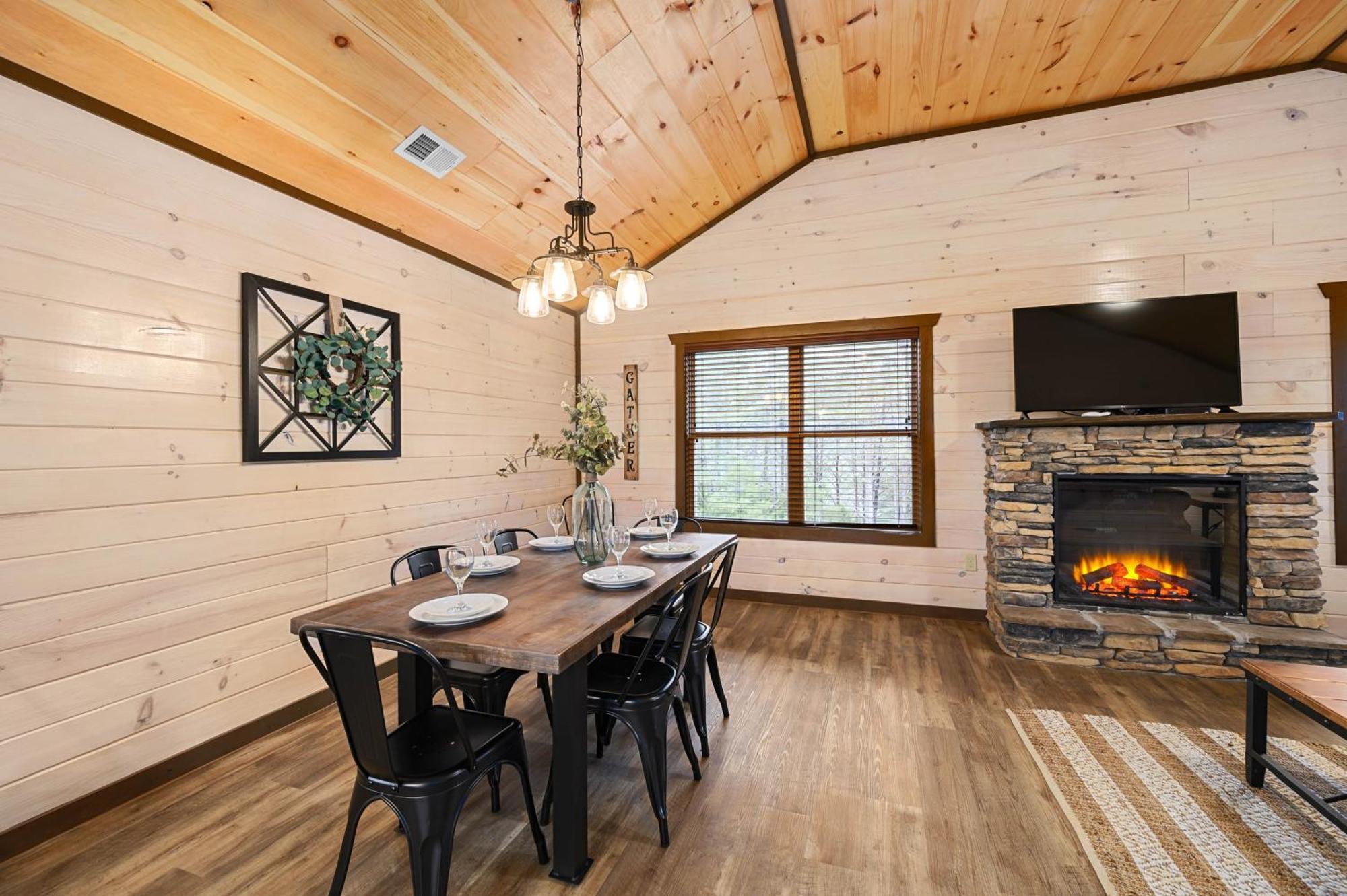 Luxury 3-Br Cabin Minutes From Parkway With Game Room And Hot Tub Pigeon Forge Exterior photo