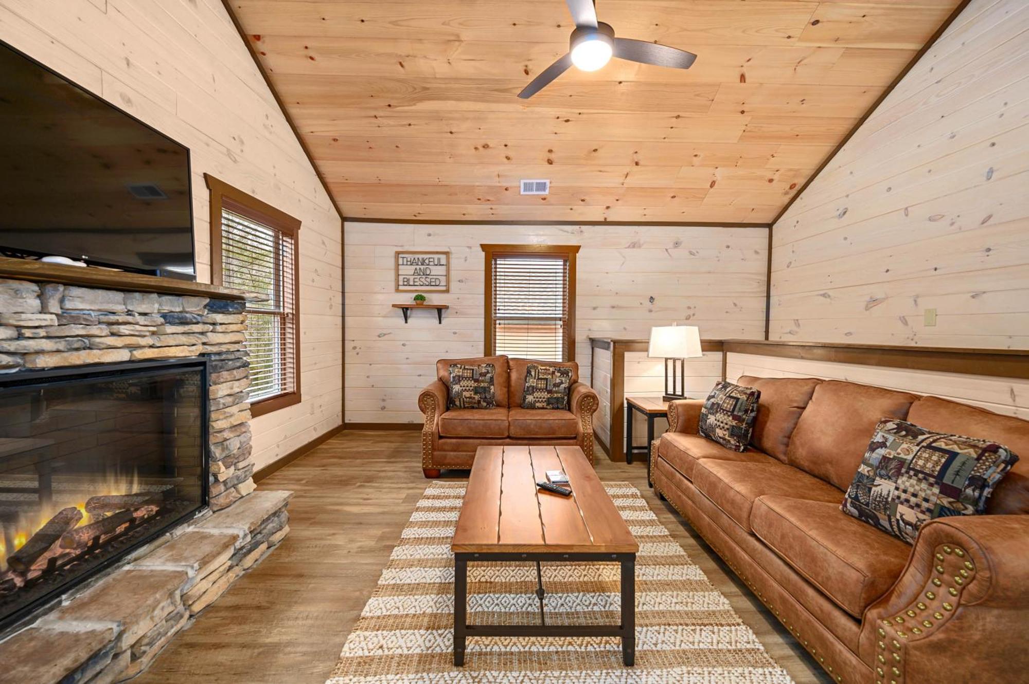 Luxury 3-Br Cabin Minutes From Parkway With Game Room And Hot Tub Pigeon Forge Exterior photo